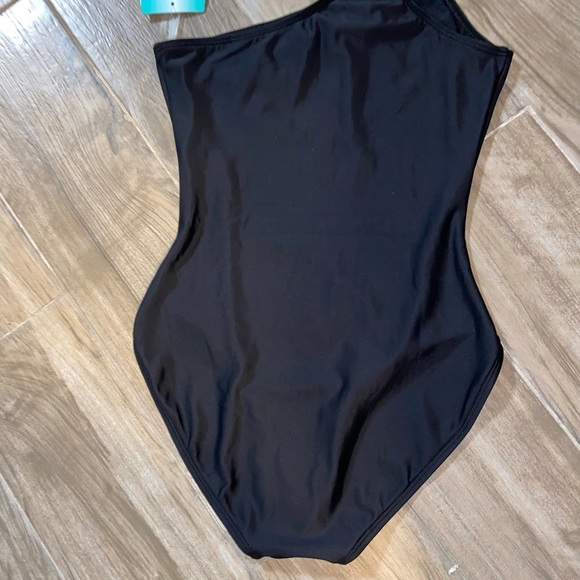 Penbrooke Swimsuit one shoulder - Picture 6 of 10